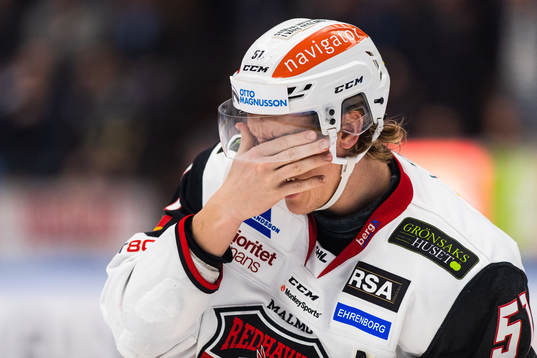 Malmö Redhawks Emil Sylvegård tar sig mot ansiktet