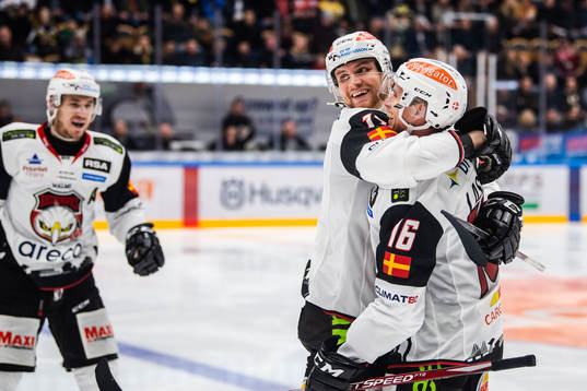 Malmö Redhawks Max Görtz och Matias Lassen  jublar