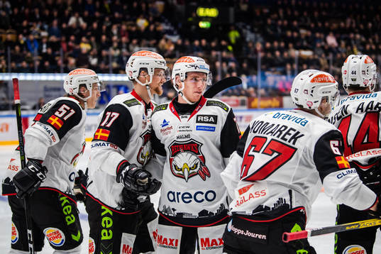 Malmö Redhawks Matias Lassen jublar med lagkamrater
