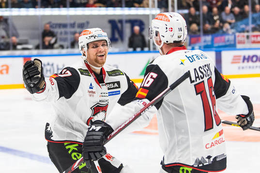Malmö Redhawks Max Görtz jublar med målskytten till 0-1