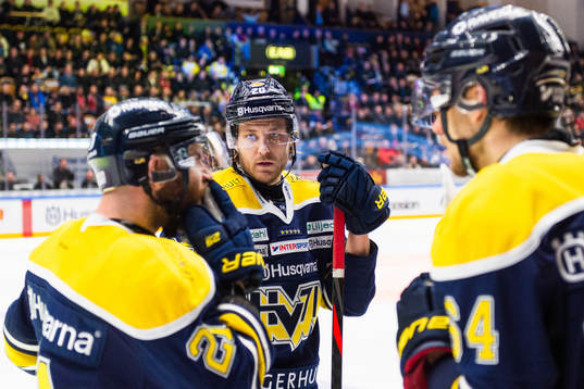 s Linus Sandin diskuterar med lagkamrater