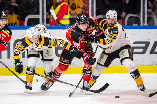 Luleås Arttu Ilomäki mot Skellefteås Jacob Andersson och
