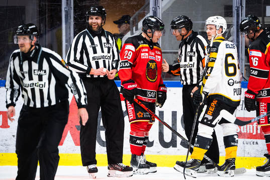 Luleås Erik Gustafsson och domare Patrik Sjöberg