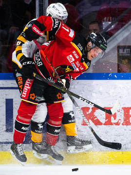 Luleås Juhani Tyrväinen tacklar