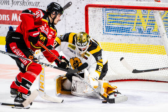 Luleås Emil Larsson och Skellefteås målvakt Gustaf