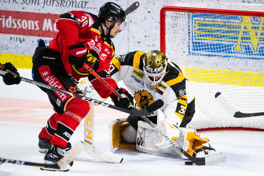 Luleås Emil Larsson och Skellefteås målvakt Gustaf