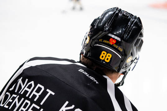 Brynäs Jaedon Descheneau med en hyllning till