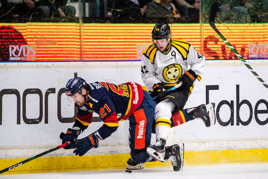 Djurgårdens Patrik Berglund och Brynäs Greg Scott