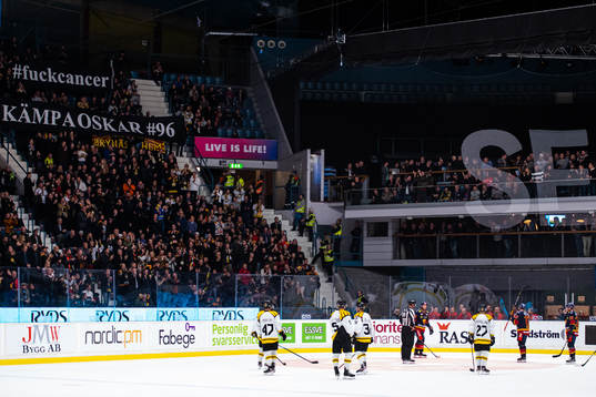 Brynäs supportrar och spelare hyllar Oskar Lindblom