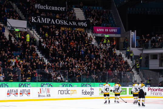 Brynäs supportrar och spelare hyllar Oskar Lindblom