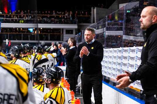 Brynäs assisterande tränare Mikael Holmqvist när Brynäs