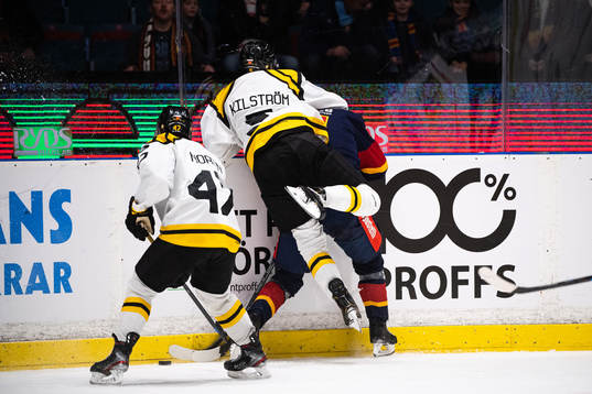 Brynäs Lukas Kilström tacklar Djurgårdens Tom Wandell