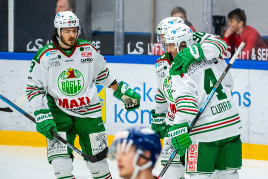 Rögles Kodie Curran jublar med lagkamrater