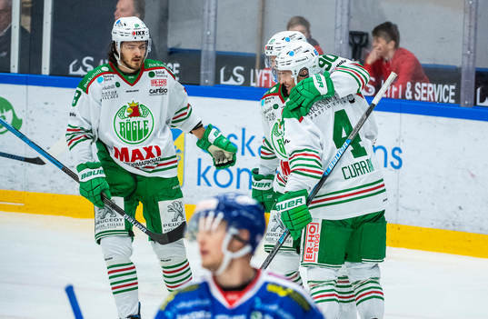 Rögles Kodie Curran jublar med lagkamrater