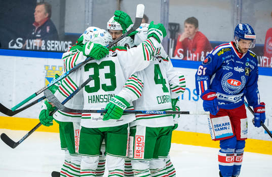 Rögles Kodie Curran jublar med lagkamrater