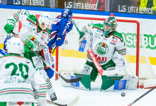 Oskarshamns Johannes Salmonsson och Rögles målvakt