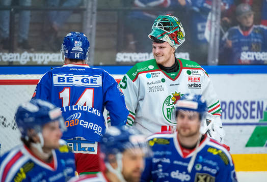 Rögles målvakt Christoffer Rifalk tackar Oskarshamns