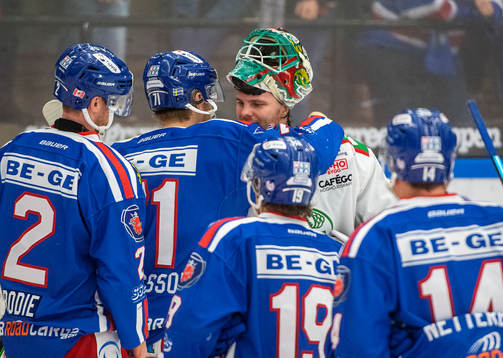 Oskarshamns spelarna tackar Rögles målvakt Christoffer