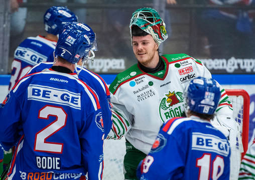 Oskarshamns spelarna tackar Rögles målvakt Christoffer