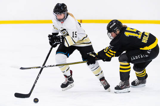 s Pia Pren och AIK:s Matilda Holmberg i kamp om pucken