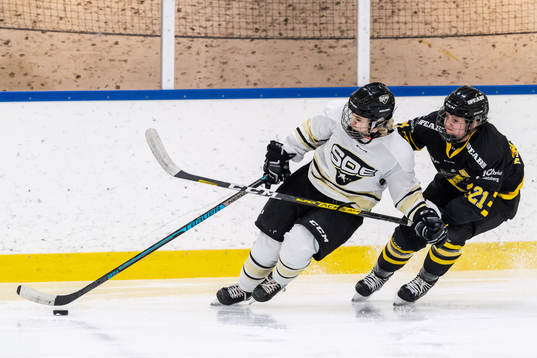 s Kayleigh Hamers och AIK:s Emmy Alasalmi