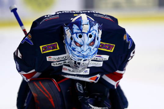 Linköpings målvakt Jonas Gustavsson innan ishockeymatchen