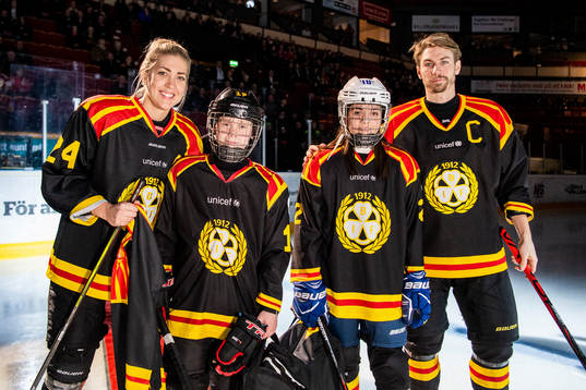 Brynäs Anton Rödin och Erika Grahm delar ut pris till