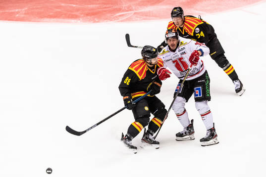 Brynäs Jaedon Descheneau och Örebros Shane Harper