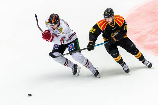 Örebros Max Lindholm och Brynäs Jaedon Descheneau
