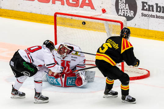 Brynäs Lukas Kilström gör 1-0 bakom Örebros målvakt