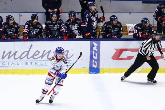 Oskarshamns Jonas Engström har precis skjutit 1-2-målet