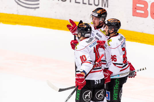 Örebros Mathias Bromé jublar med lagkamrater