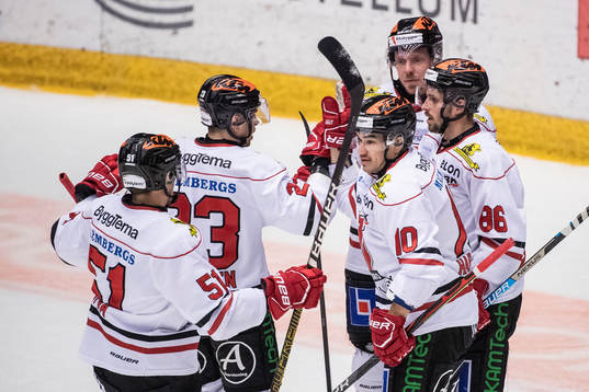 Örebros Mathias Bromé jublar med lagkamrater