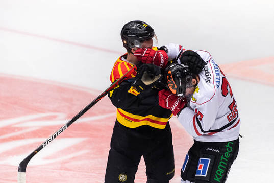 Brynäs Marcus Ersson och Örebros Glenn Gustafsson i bråk