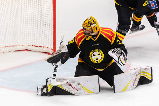 Brynäs målvakt Samuel Ersson med en räddning