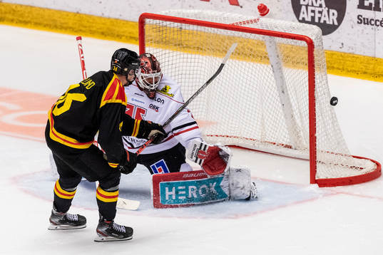 Brynäs Linus Ölund och Örebros målvakt Dominik Furch