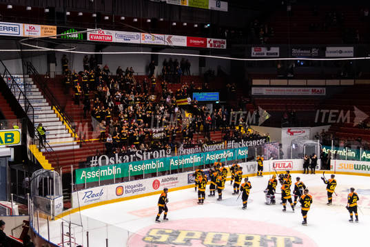 Brynäs spelare jublar mot supportrar