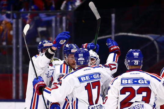 Oskarshamns Jonas Engström med flera jublar med målvakt