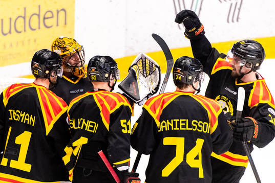 Brynäs målvakt Samuel Ersson jublar med lagkamrater