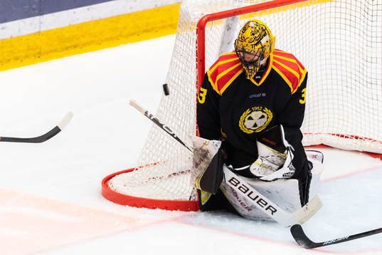 Brynäs målvakt Samuel Ersson med en räddning