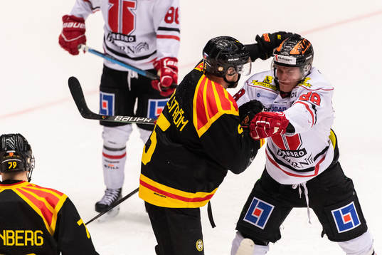 Brynäs Lukas Kilström och Örebros Joonas Rask i bråk