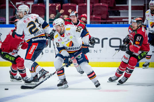 Djurgårdens Niclas Bergfors mot Malmö Redhawks Emil