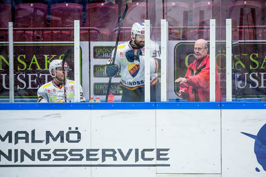 Djurgårdens Dick Axelsson blir förbannad i