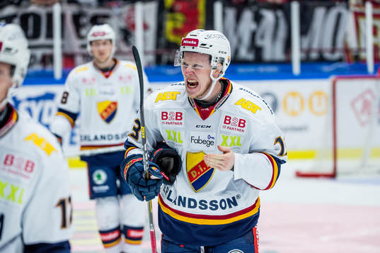 Djurgårdens Kalle Östman grinar illa