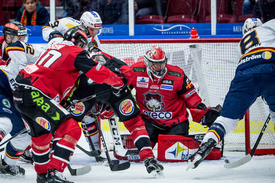 Djurgårdens Anton Hedman mot Malmö Redhawks målvakt