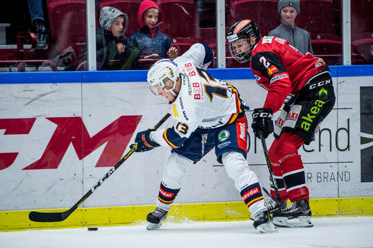 Djurgårdens Kalle Östman mot Malmö Redhawks Helge Grans