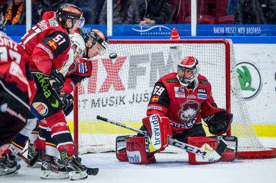 Djurgårdens Sebastian Strandberg framför Malmö Redhawks