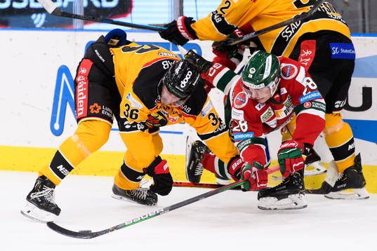 Luleås Emil Larsson tacklar Frölundas Johan Sundström