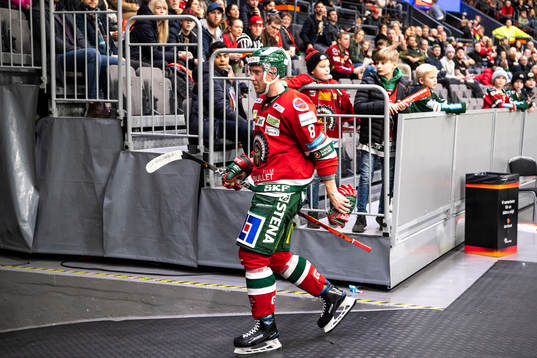 Frölundas Viktor Ekbom lämnar isen