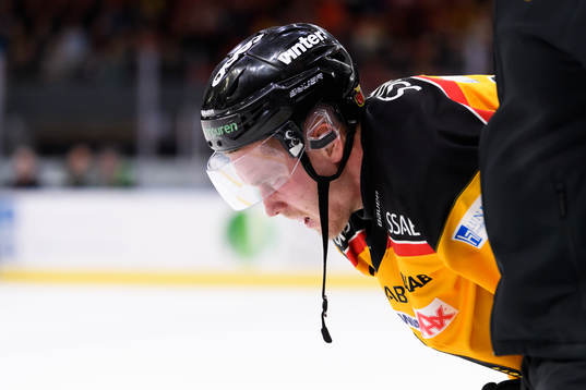 Luleås Juhani Tyrväinen får hjälp att ta sig av isen